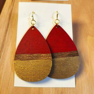 Earrings red gold teardrop wood